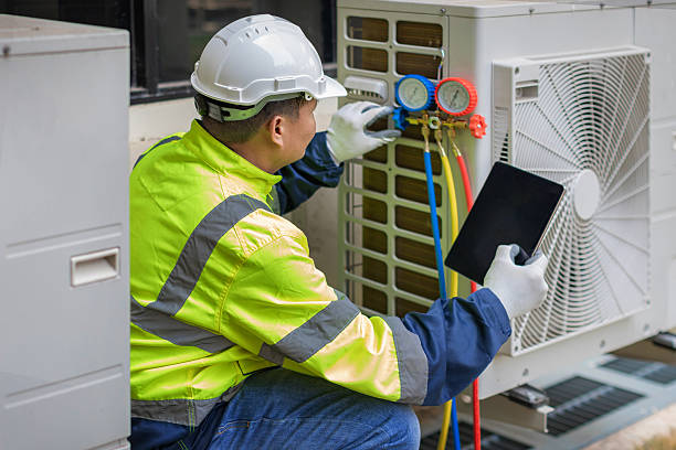 Professional Hvac technician working in Fairfax, IA